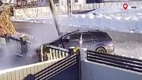 VIDEO Distras de telefon, un polițist din Suceava a făcut accident. Impactul a fost surprins de camere